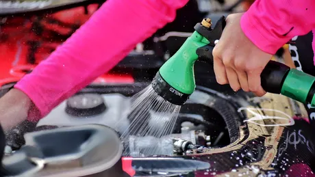 Ce se întâmplă dacă speli motorul mașinii? Cum se curăță corect compartimentul motor
