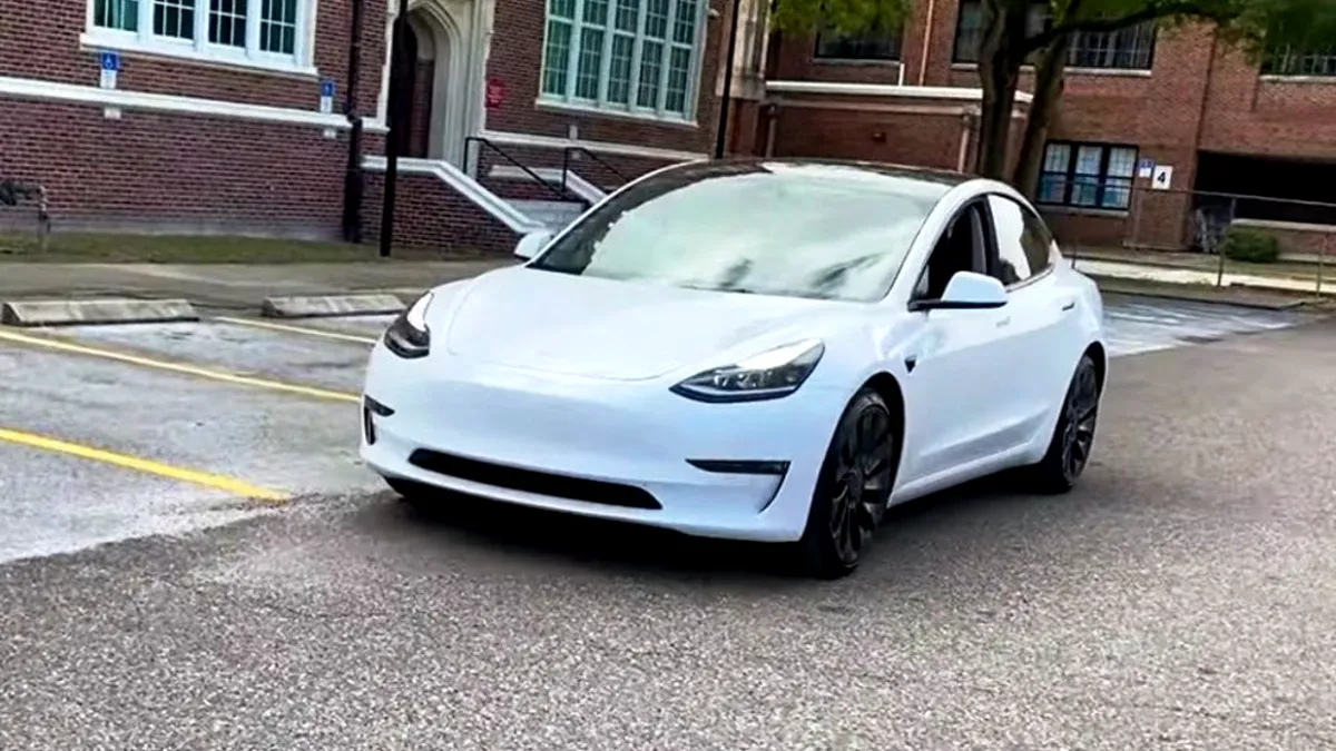 VIDEO: Tesla a livrat un Model 3 Performance fără plăcuțe de frână. Reacția producătorului este incredibilă!