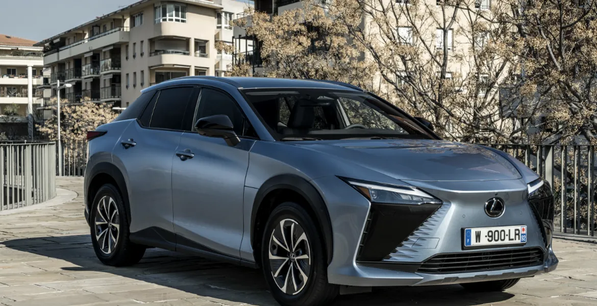 Electricul Lexus RZ are o nouă versiune cu tracțiune față și până la 480 KM autonomie