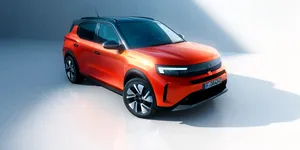 Rivalul Daciei Duster primește o versiune electrică dotată cu baterie mai mare. Câți km parcurge noul Opel Frontera cu o încărcare?