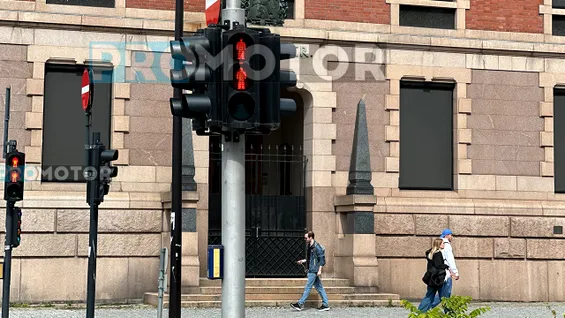 De ce au semafoarele două lumini roșii? Detaliul care salvează vieți