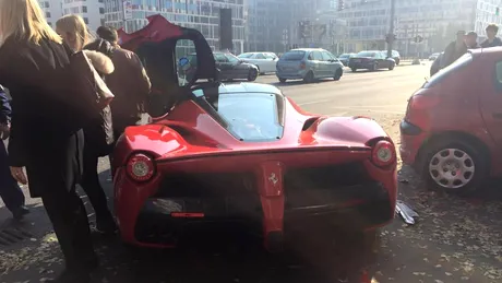 VIDEO Momentul în care un LaFerrari loveşte 3 maşini a fost filmat