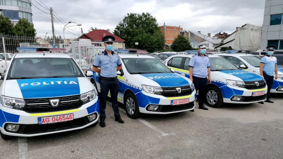 Primele mașini de poliție cu noua inscripționare verde-albastră au intrat în trafic