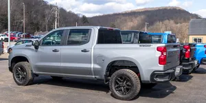 Oficiali în camionete: Licitația prin care Guvernul Bolojan vrea să preia în leasing 19 pick-up-uri, pentru 2,18 milioane de lei, lansată. Un astfel de vehicul cu benă este alocat șefului Cancelariei