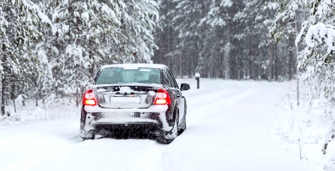 Atenție, șoferi! Coduri galbene și portocalii de ninsoare în aproape toată țara