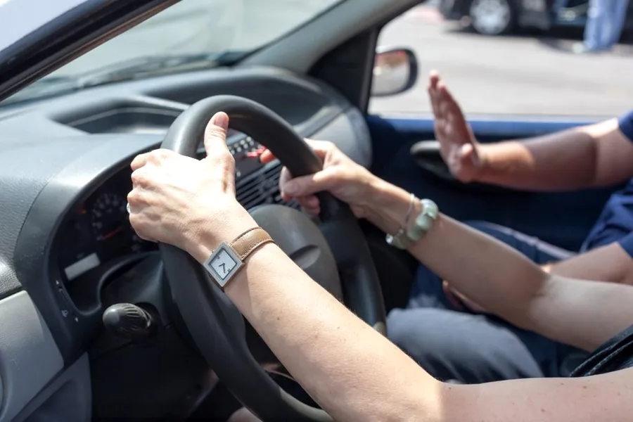 Ce greșeli poți face la examenul auto, proba practică? Examinatorul le penalizează imediat