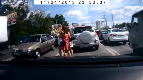 VIDEO: accident în lanţ provocat de trei fete frumoase