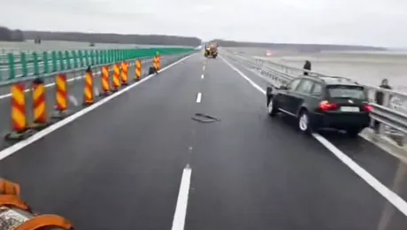 Cum se circulă corect pe un drum unde acționează utilaje cu lamă sau material antiderapant. Reguli simple care pot preveni accidente