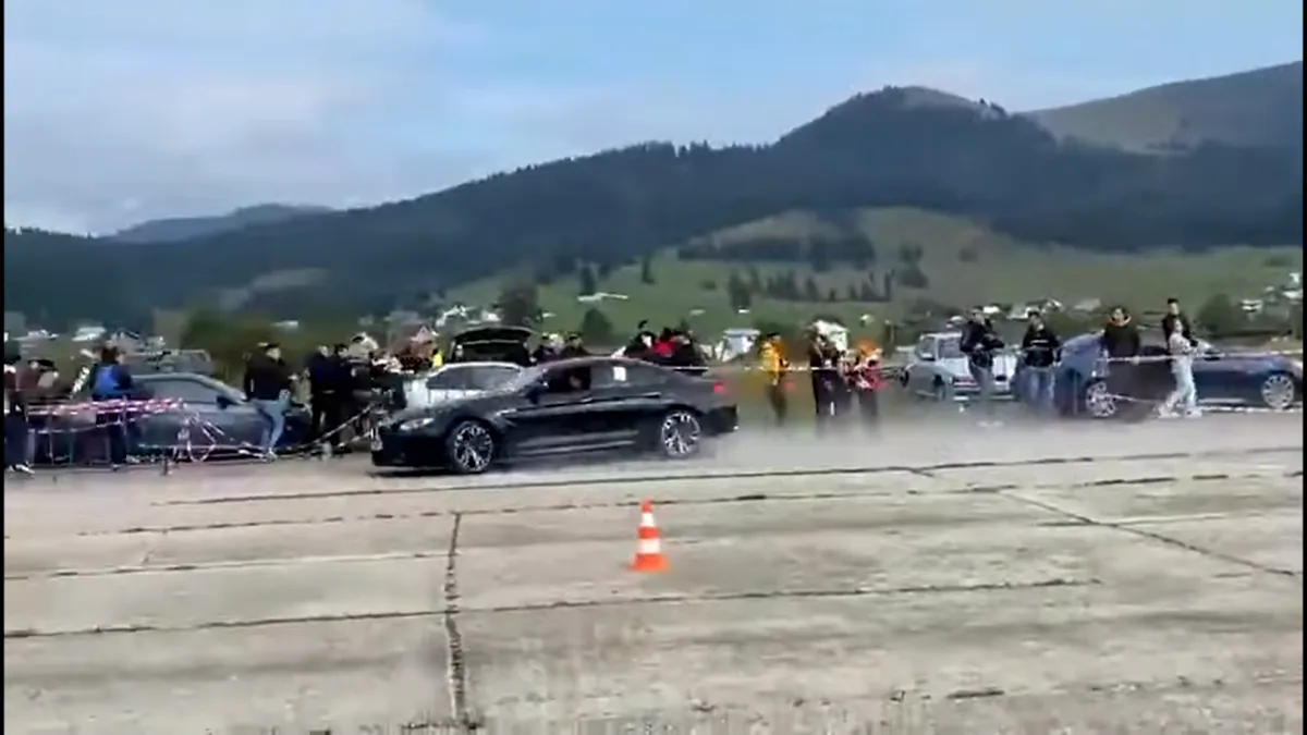 Un BMW a lovit mulțimea de spectatori. Șoferul a scăpat mașina de sub control - VIDEO