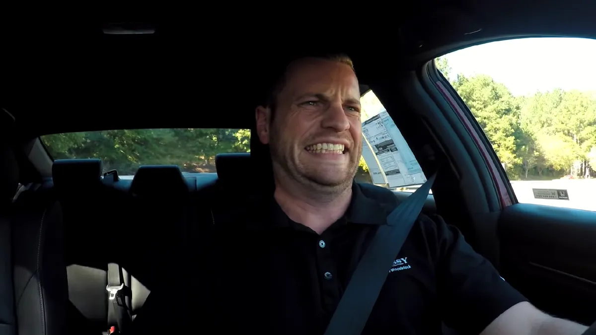 Ce s-ar întâmpla dacă ai activa frână de parcare electronică în timp ce conduci cu 50 de km/h? VIDEO