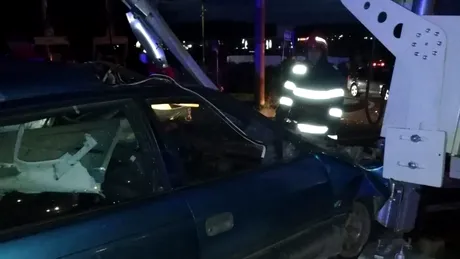 O mașină blocată între bariere a fost lovită de tren - VIDEO