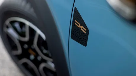 Dacia Duster 2024 a fost surprinsă în teste. SUV-ul din Mioveni are noi faruri