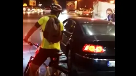 Un şofer din Capitală încearcă să intimideze nişte biciclişti cu un pistol  - VIDEO