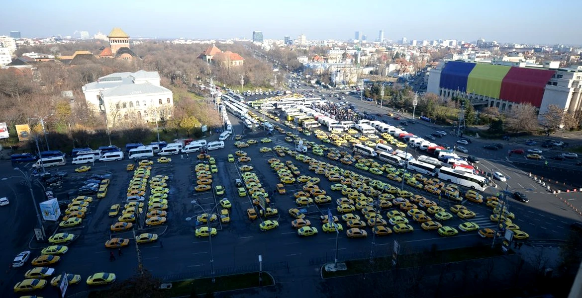 Lista restricţiilor de trafic din Bucureşti. Piaţa Victoriei şi Şoseaua Kiseleff, blocate de mii de maşini ale transportatorilor