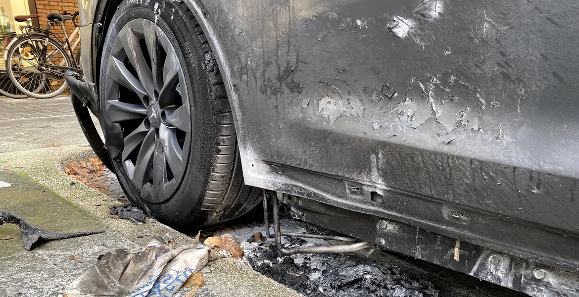 O Tesla Model X a fost incendiată în Germania