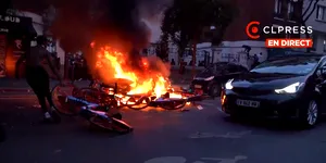 <span class='prepend'>Video |</span> Fanii echipei de fotbal PSG au devastat Parisul, după finala cu Arsenal. Biciclete și mașini au fost folosite de fanii parizienilor în luptele cu forțele de ordine