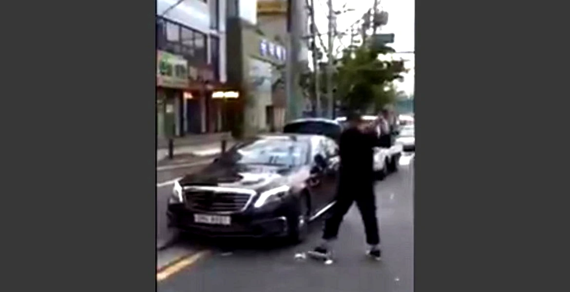 Dureros: reacţia unui chinez supărat că dealerul Mercedes-Benz nu-i înlocuieşte maşina. VIDEO