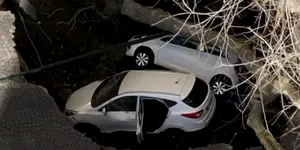 Un crater uriaș a „înghițit” două mașini pe o stradă din Napoli: „E un miracol că suntem în viață!” | VIDEO