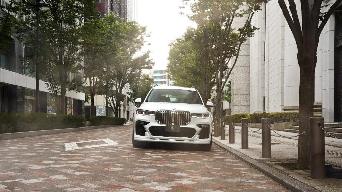 SUV-ul de lux BMW X7 arată spectaculos, tunat de japonezi