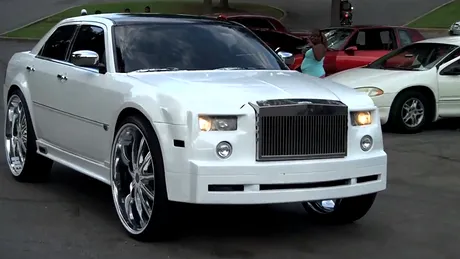 Se poate şi mai rău? Un pseudo-Rolls-Royce cu jante de 32 de inci. VIDEO