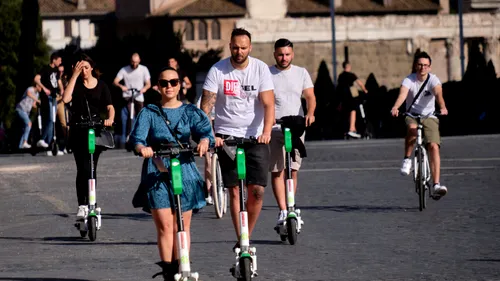 Trotinetele electrice, mai periculoase decât motocicletele. Riscul de a suferi un traumatism cranian e de 3,5 ori mai mare