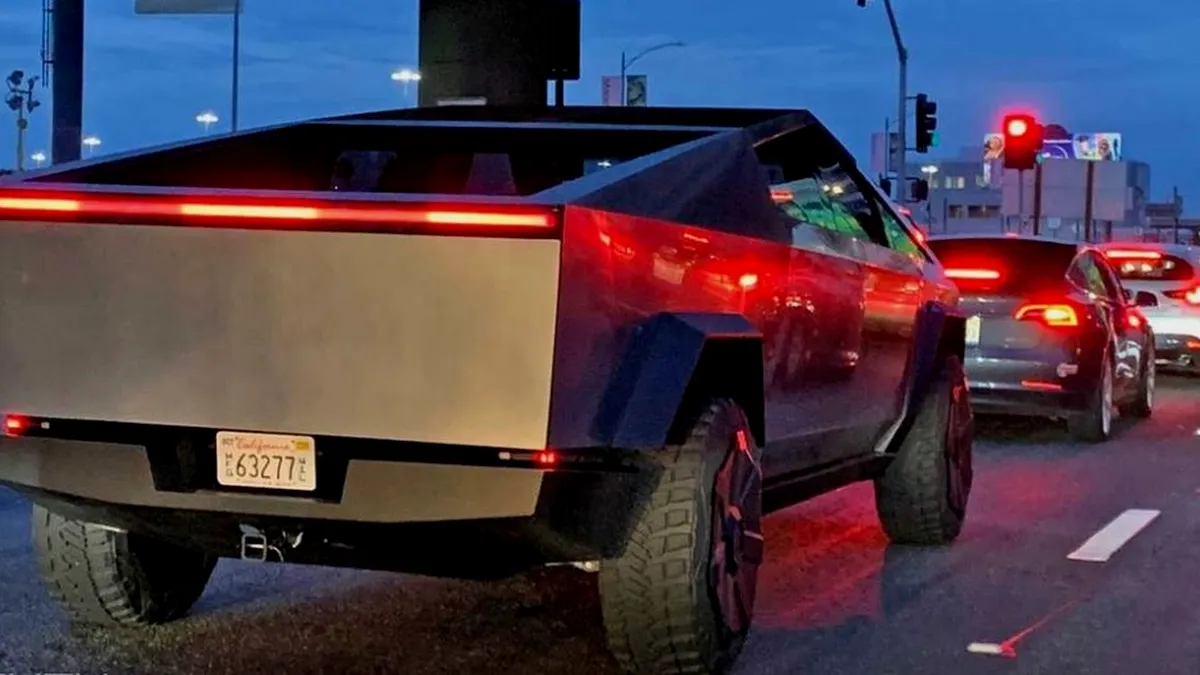 Tesla Cybertruck, surprins în trafic. Cine se afla la volan?