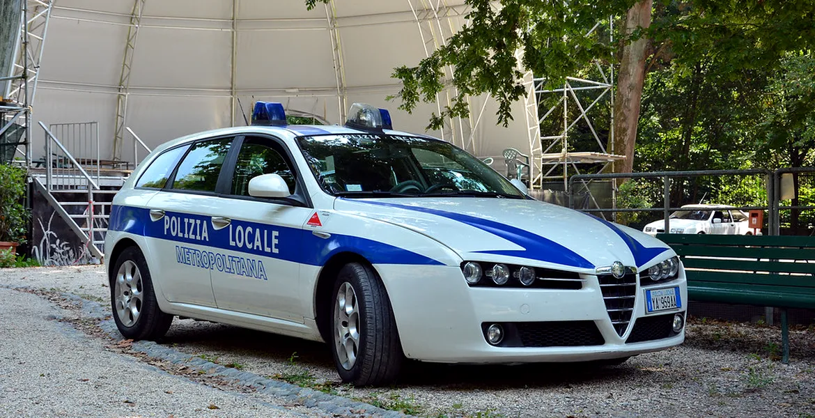Un român a încercat să fure o mașină de poliție în Italia
