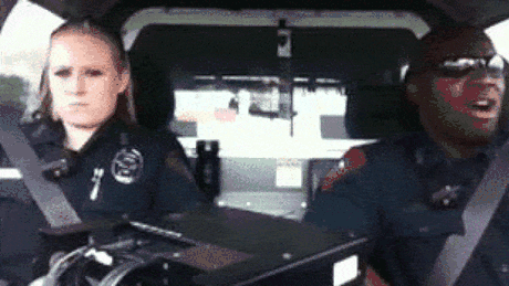 VIDEO: Cei mai cool poliţişti fac playback. Şi o fac bine!