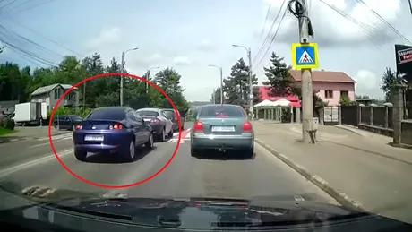 Momentul în care două Ford Puma din anii '90 se ciocnesc. Înscenare sau accident?