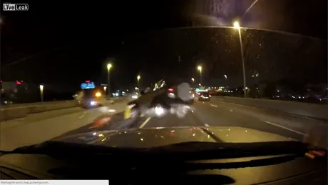 Ce poţi păţi dacă nu păstrezi distanţa pe autostradă. Din nou. VIDEO