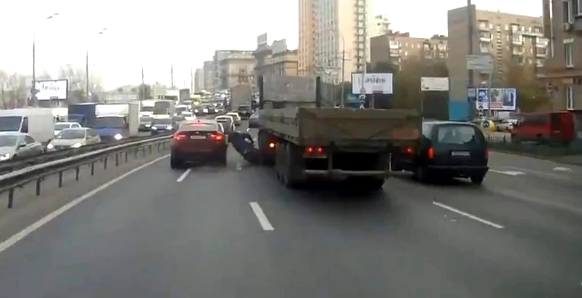Cursă între motociclişti, terminată sub roţile unui camion. VIDEO