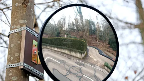 Când spiritele pot provoca accidente: o femeie din China ajustează oglinda de trafic din comunitatea sa pentru un feng shui mai bun