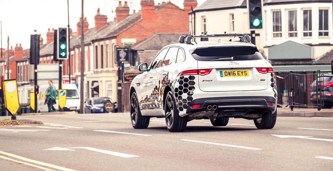Jaguar Land Rover conectează vehiculul la semafoare