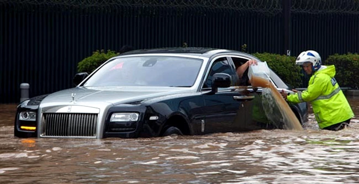Poza lunii: aşa arată un Rolls Royce prins de inundaţii