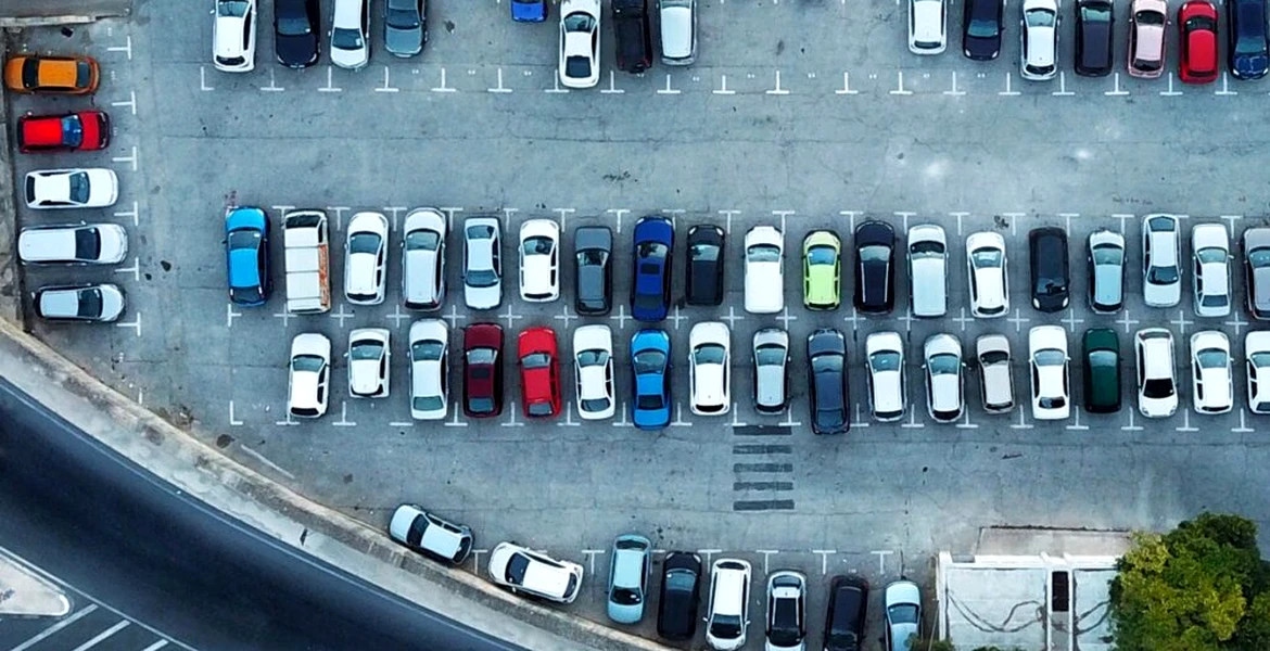 2024: A început bătălia pentru un loc de parcare! Cât stau unii șoferi la coadă pentru a depune documentele