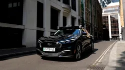 Taxiurile autonome încep, de astăzi, să circule pe străzile din Londra. Cât costă o cursă cu Ford Mustang Mach-E