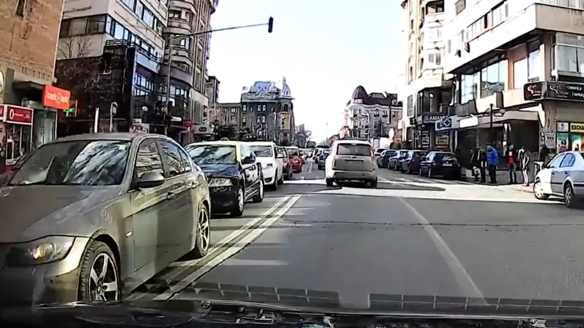 Gestul controversat al unui șofer de BMW care vrea să ocupe un loc de parcare - VIDEO