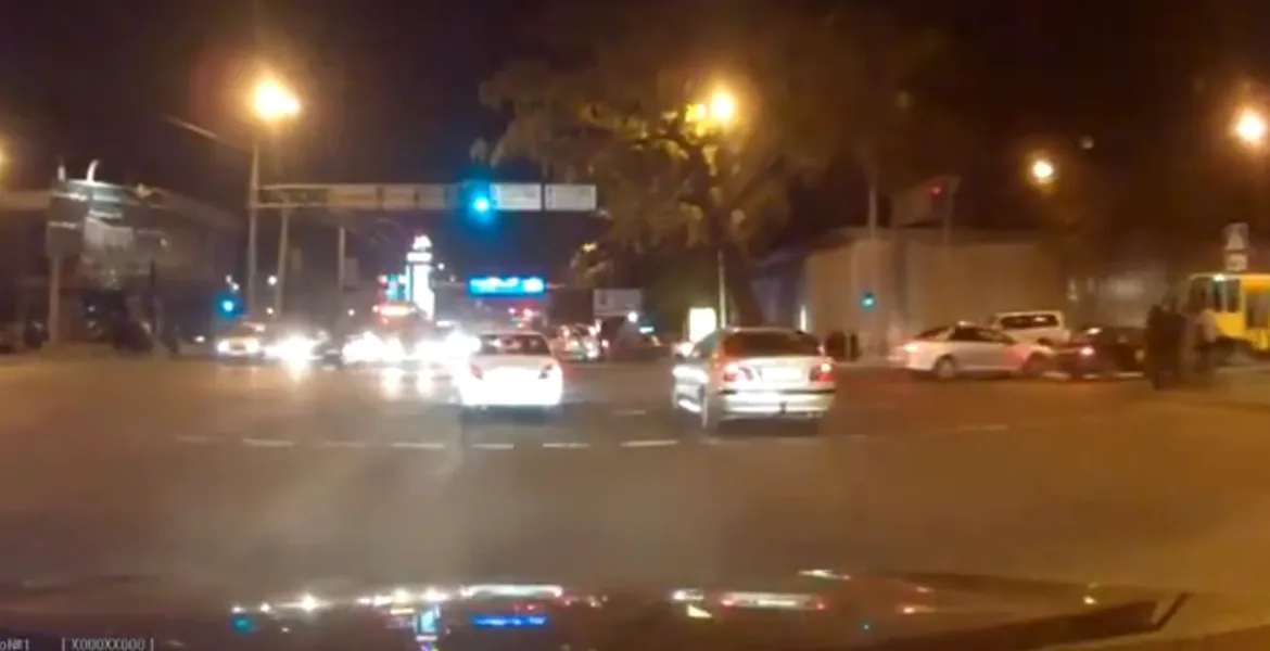 Un tramvai fără frâne trece prin traficul aglomerat ca prin brânză – VIDEO