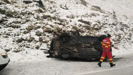 Patru tineri s-au prăbuşit cu maşina pe Transfăgărăşan de la o înălţime de 40 de metri - VIDEO