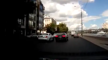 Teribilism finalizat prost: un Mercedes CL loveşte 4 maşini dintr-un foc