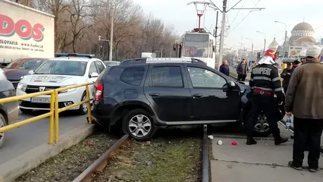 A apărut filmarea cu șoferița care a ajuns cu Dacia Duster pe linia de tramvai, rulând în marșarier