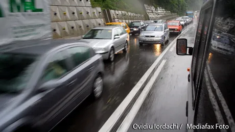 Trafic aglomera pe DN 1. Circulaţie bară la bară în staţiunile pe de Valea Prahovei