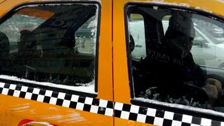 Un taximetrist a agresat un client pentru că nu i-a permis să fumeze în maşină