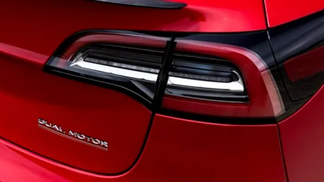 Cum arată o parcare plină cu mașini Tesla în timp ce primesc un update - VIDEO