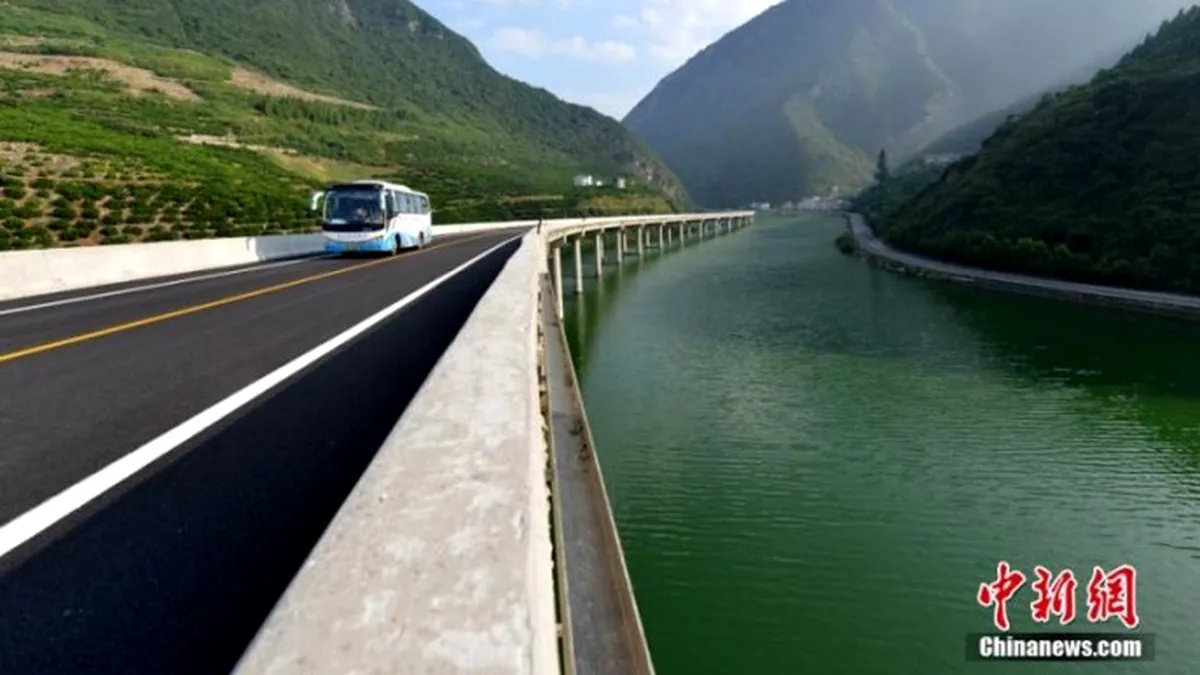 Minunea tehnologică a Chinei: autostrada construită deasupra unui râu - GALERIE FOTO