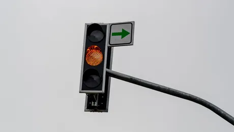 ”Misterul” semafoarelor pe galben intermitent din zona Unirii. Nicușor Dan explică
