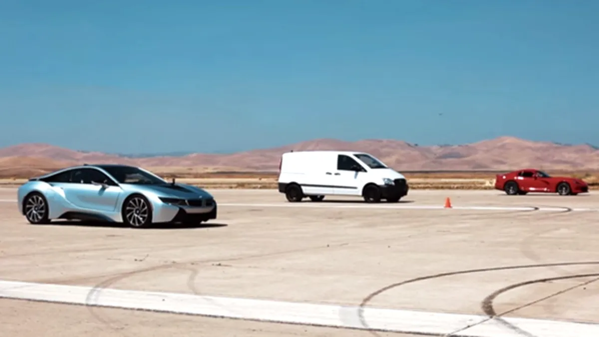 Un Mercedes-Benz Vito spulberă un BMW i8 şi un Dodge Viper într-o cursă nebună - VIDEO