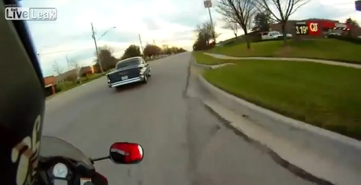 Suzuki SV650 vs Chevy Bel Air. Cine câştigă? VIDEO