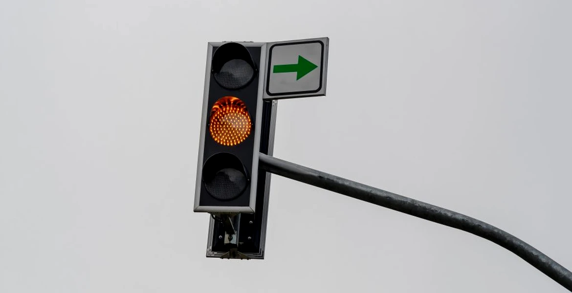 ”Misterul” semafoarelor pe galben intermitent din zona Unirii. Nicușor Dan explică