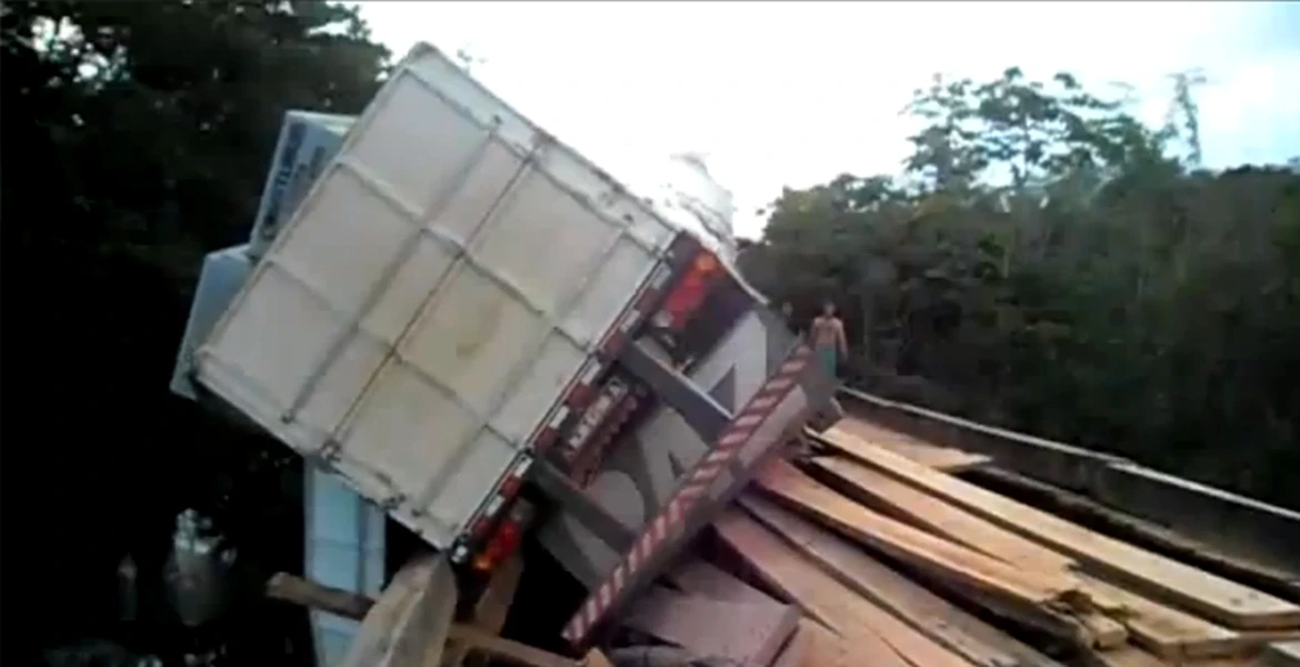 VIDEO: Ce păţeşte un TIR, pe un pod şubred